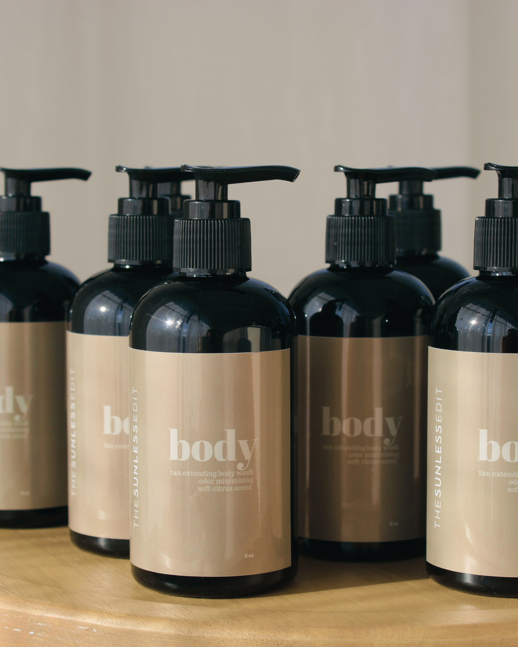 Hydrating body wash for spray tanning